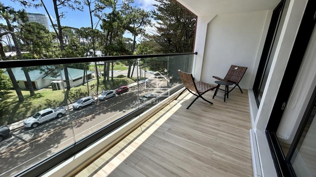 Apartamento de un dormitorio con terraza en venta a 2 cuadr