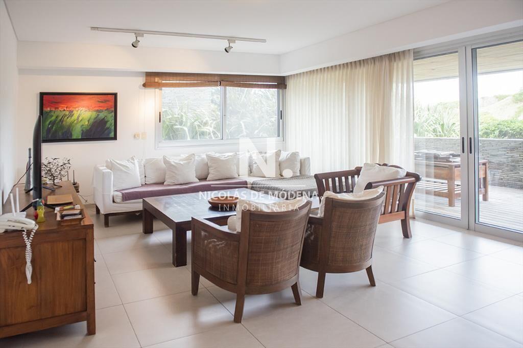 Apartamento En Venta 2 Dormitorios frente al mar. Brava 28