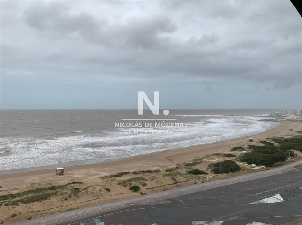 Apartamento en venta de  3 dormitorios,  3 baños