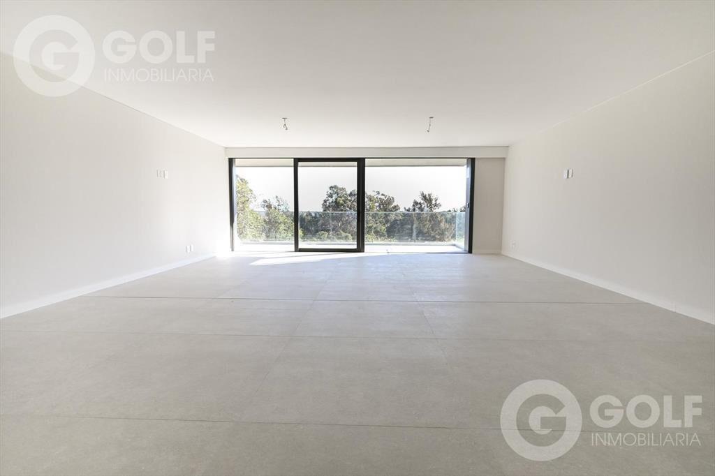 Venta de apartamento de 3 dormitorios con servicio en Punta
