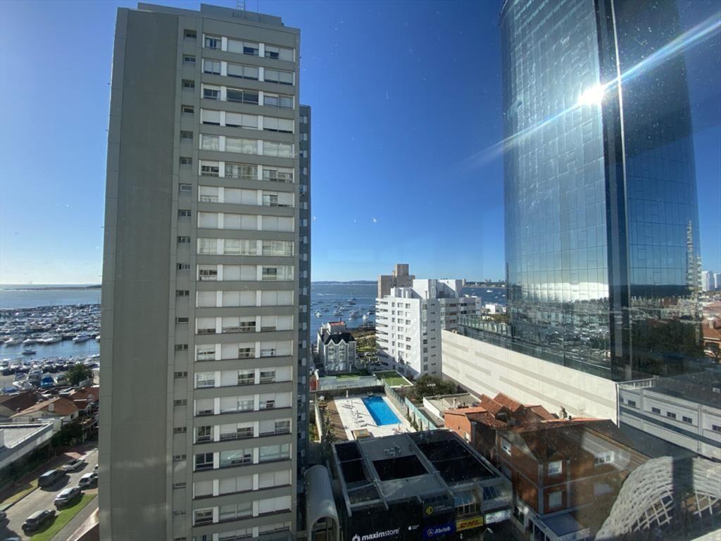 APARTAMENTO EN VENTA DE 3 DORMITORIOS EN PUNTA
