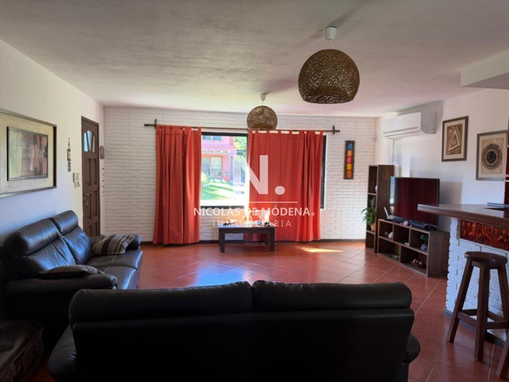 Chaletde 6 dormitorios en venta en barrio Punta