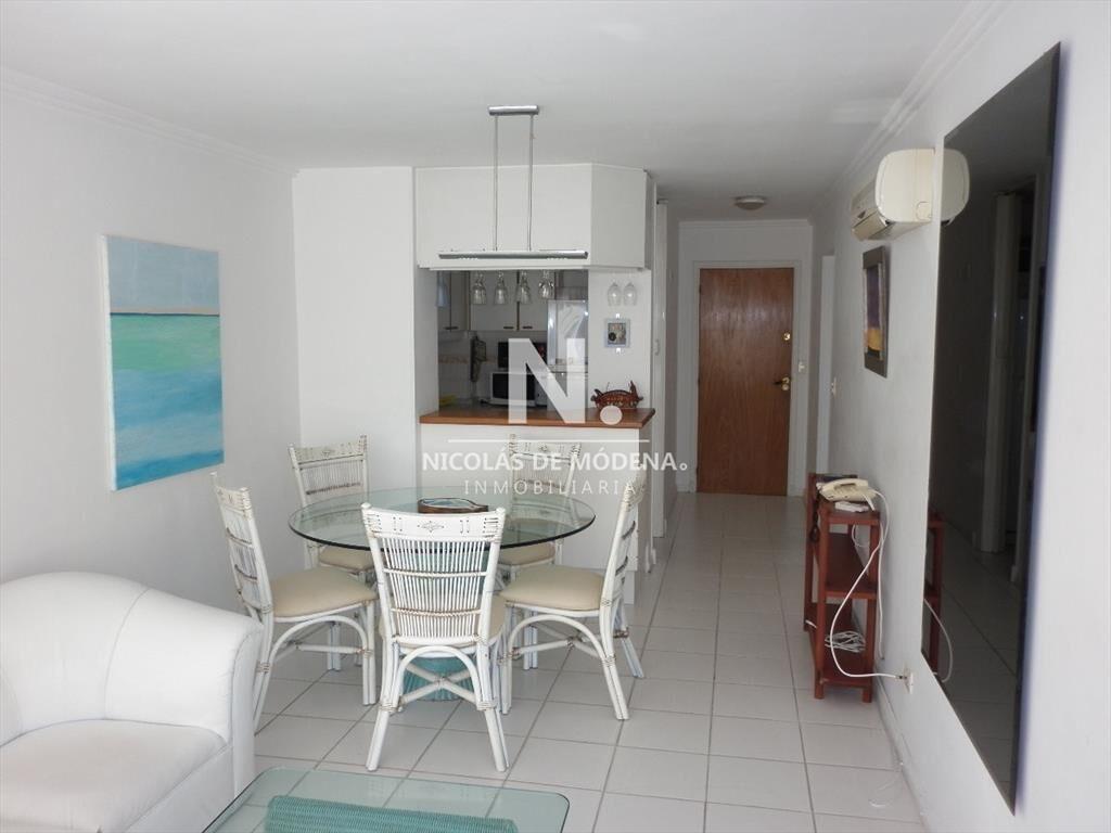 Vende apartamento de 2 dormitorios en Punta del