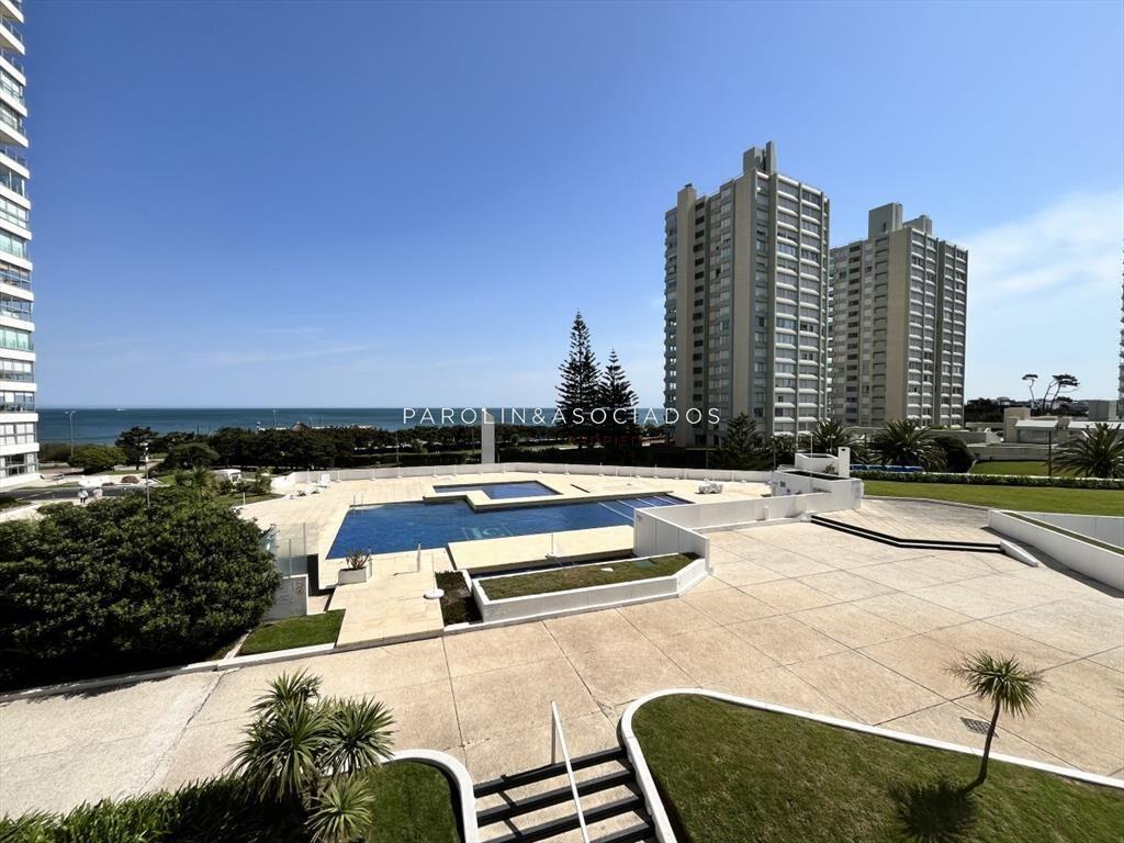 Apartamento en venta en torre Jefferson, Punta del Este.