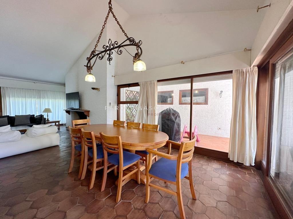 Casa en venta de 4 dormitorios y dependencia de servicio en