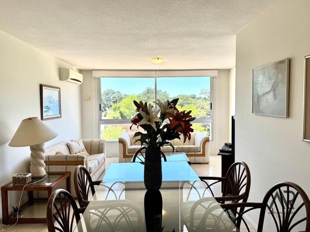 Apartamento en venta de 3 dormitorios c/ cochera en Roos...