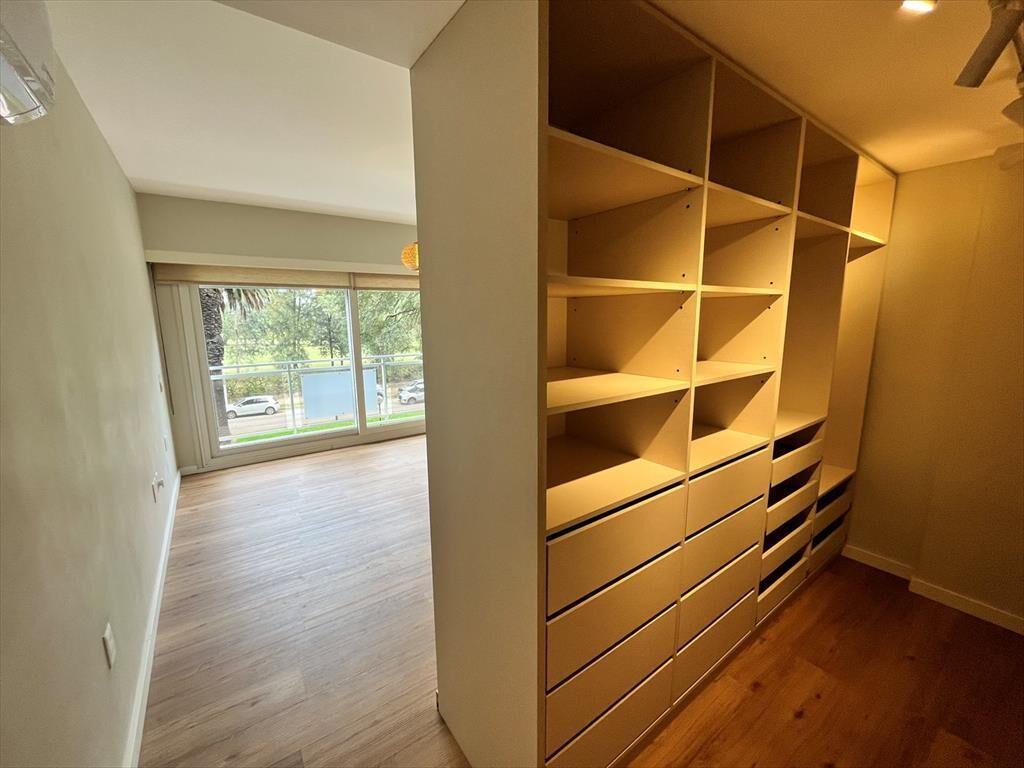 Venta con renta apartamento 3 dormitorios y garaje Golf