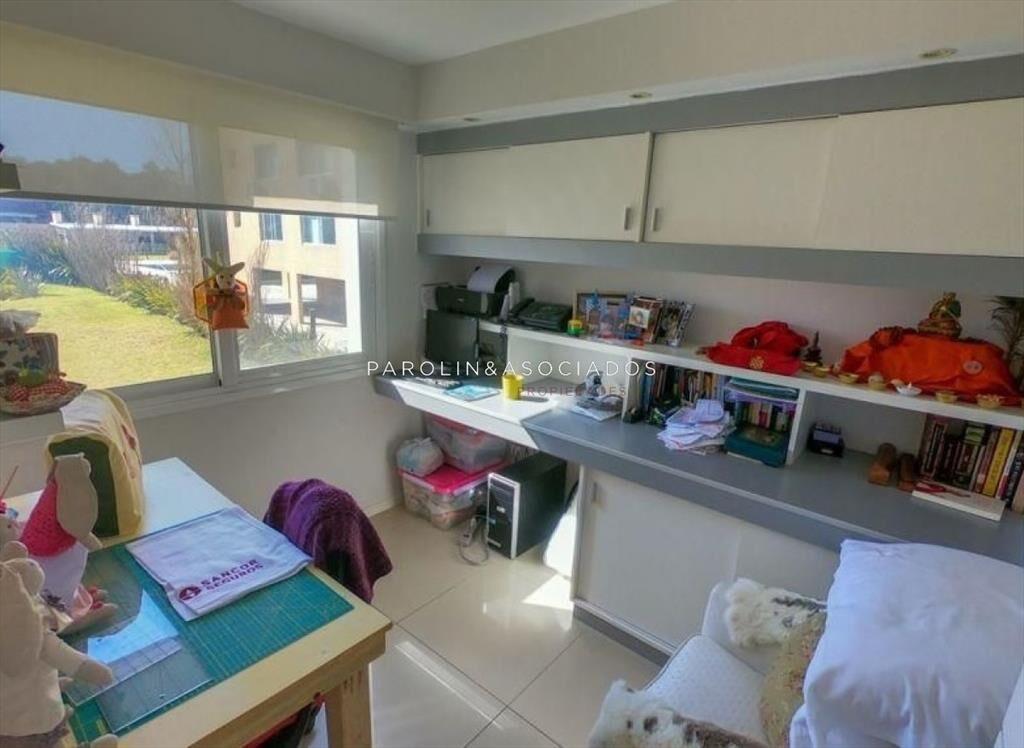 Hermosa casa en venta de 4 dormitorios frente al