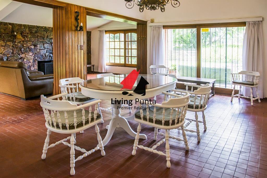 Vende casa de 3 dormitorios en Cantegril Punta del Este