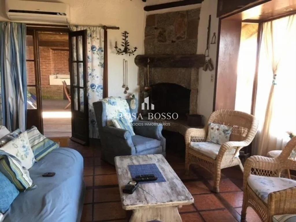 CASA A LA VENTA EN EL CHORRO.
