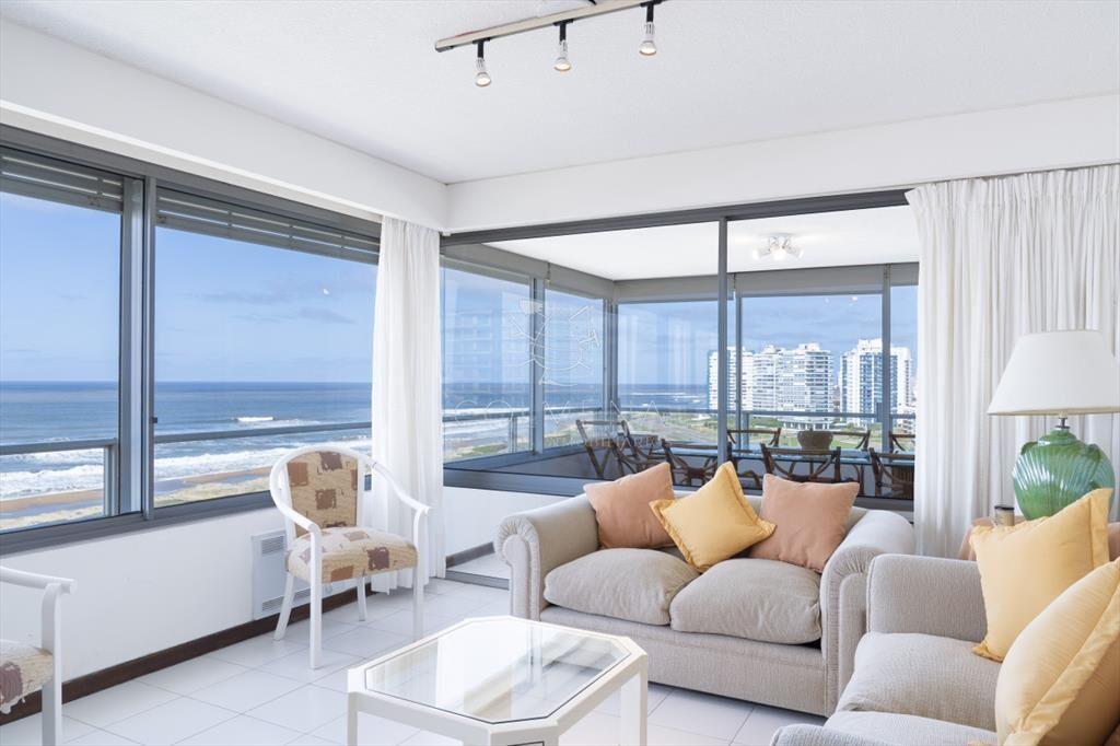 Venta de apartamento de 3 dormitorios y dep. de