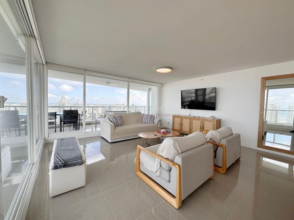 Apartamento de 3 dormitorios en suite en venta en Torre One
