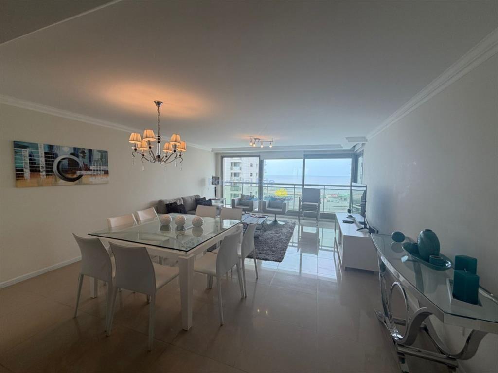 Apartamento de 3 dormitorios en Venta en Punta ,