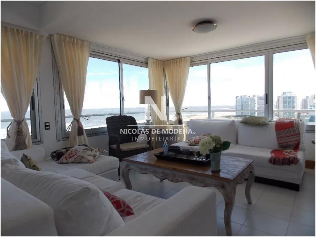 Departamento frente a Playa Brava de 3 dorm + en