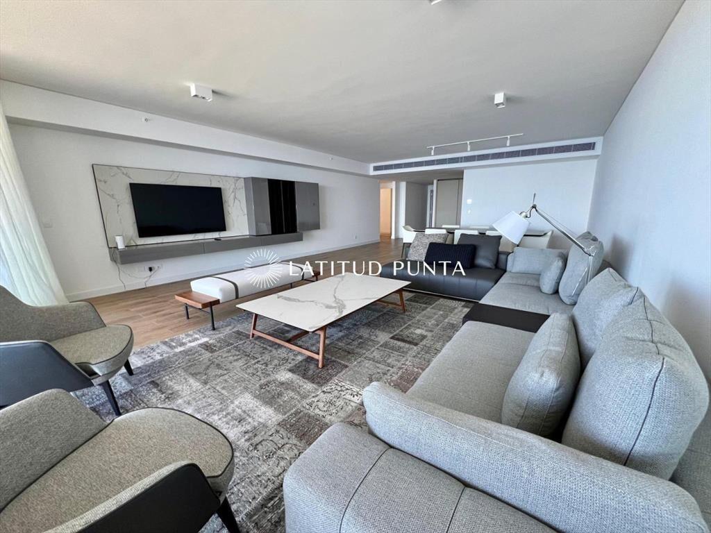 Apartamento en piso alto de 3 dormitorios con al