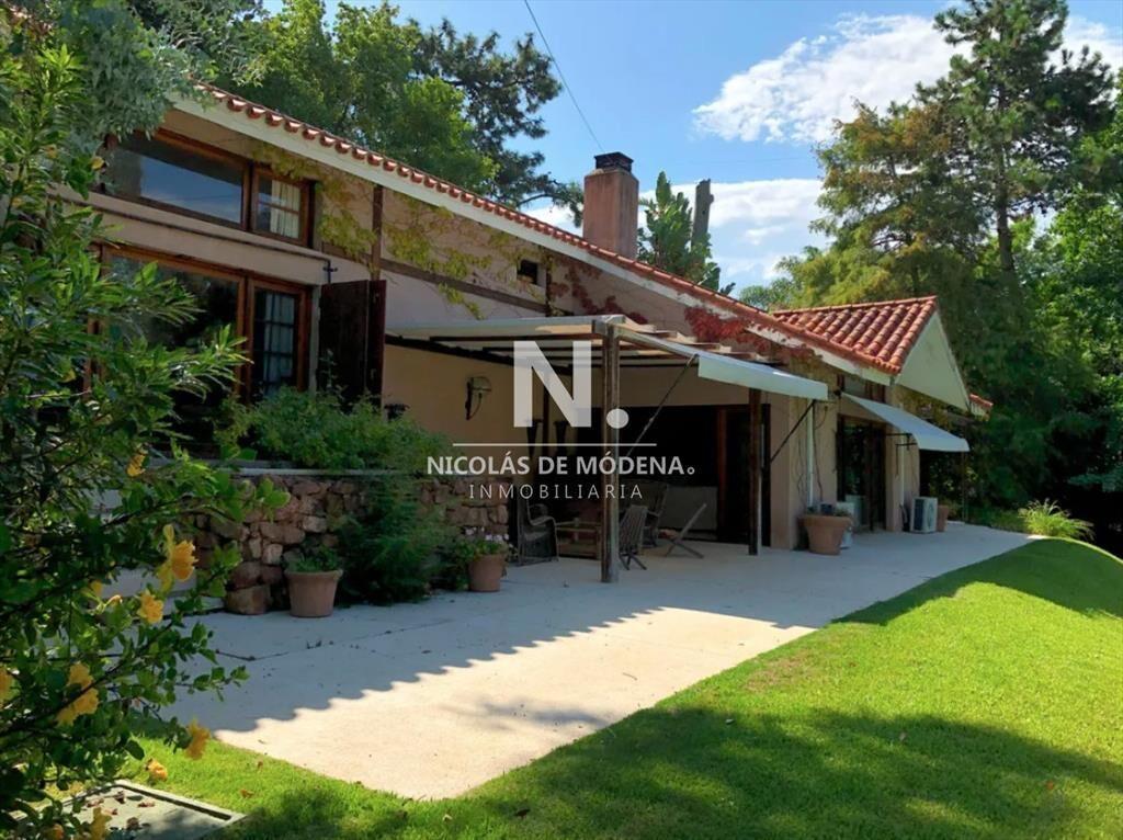 Chalet de 3 suites + dependencia en venta, Zona