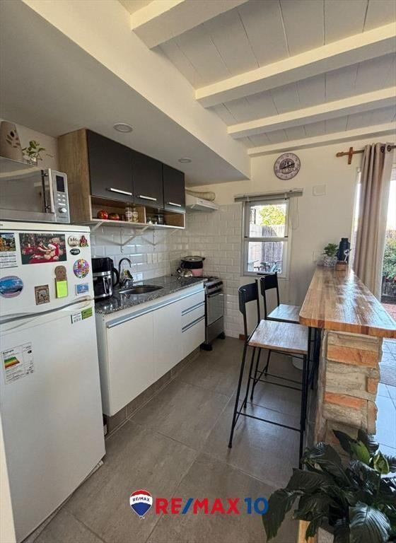 Vivienda de dos dormitorios en entorno verde.