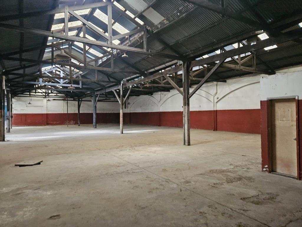 Millan y San Martin, 1867 m2 , doble frente , oficinas, bañ
