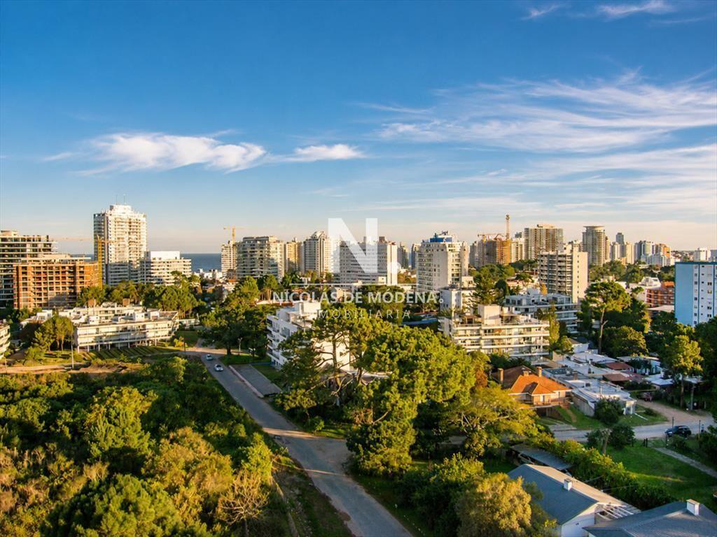 Vende apartamento de 3 dormitorios en Punta del