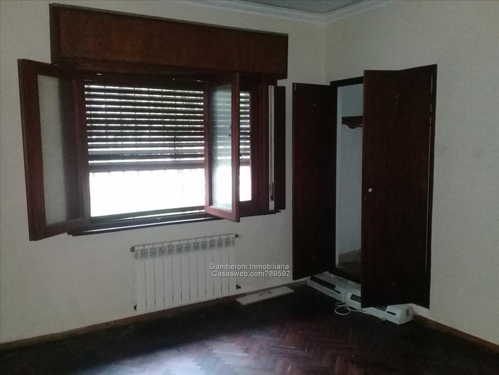 Excelente chalet en venta en Colón. Alquilado.