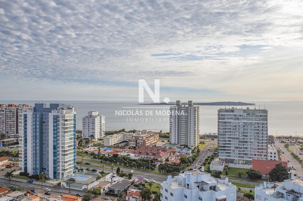 Piso alto con vistas panoramicas de Playa Mansa.