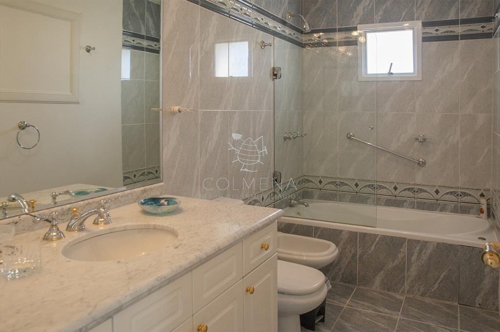 Departamento de 3 dormitorios en venta frente a Playa Mansa