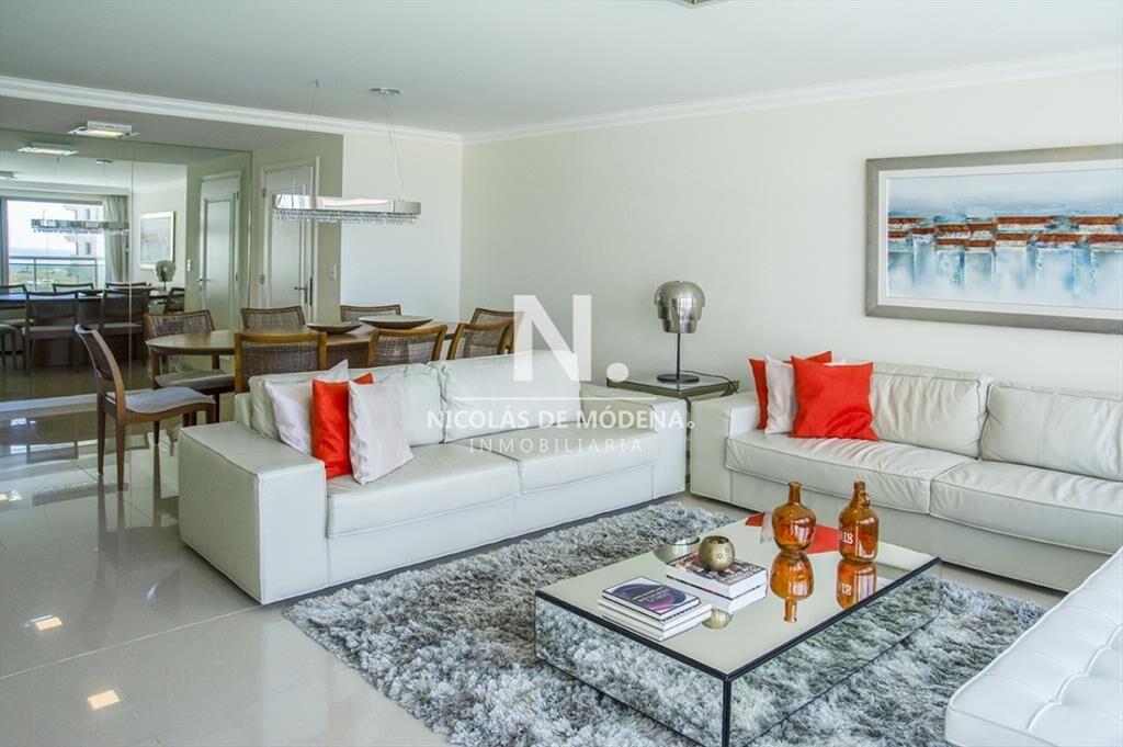 Departamento en venta con amplios dormitorios.