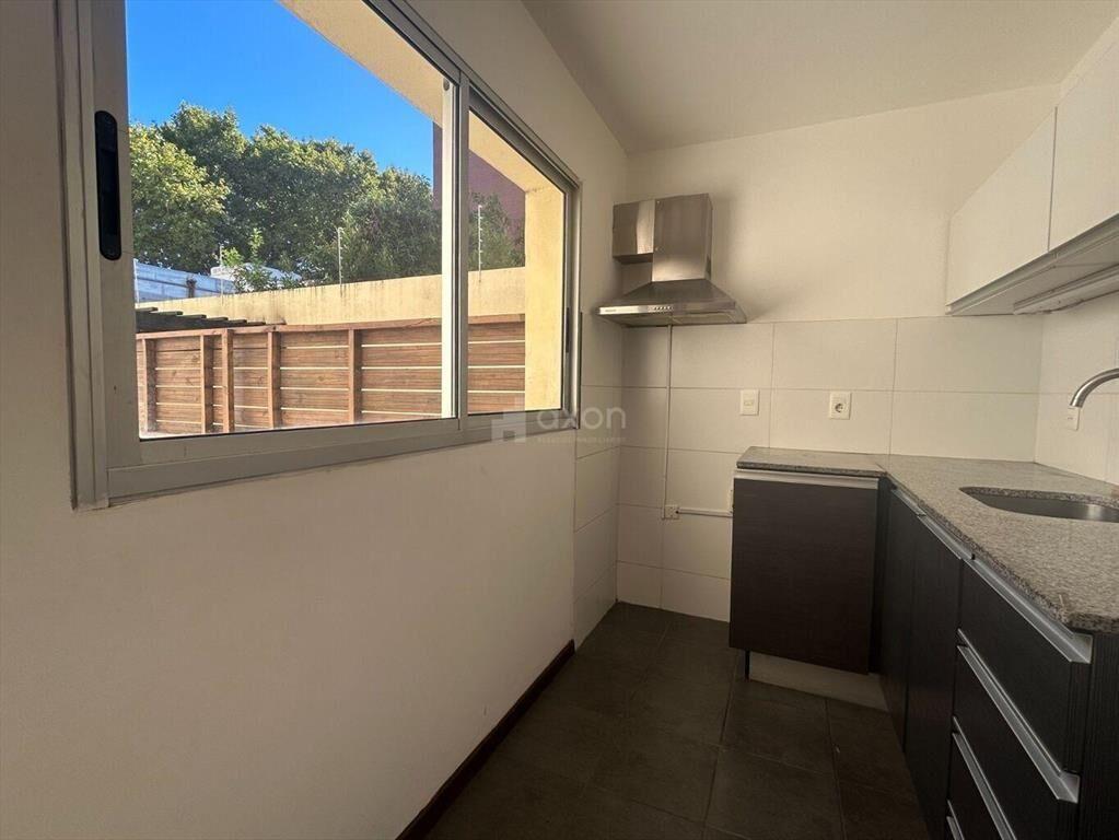 ALQUILER APARTAMENTO 1 DORMITORIO POCITOS CON PATIO Y GARAJ