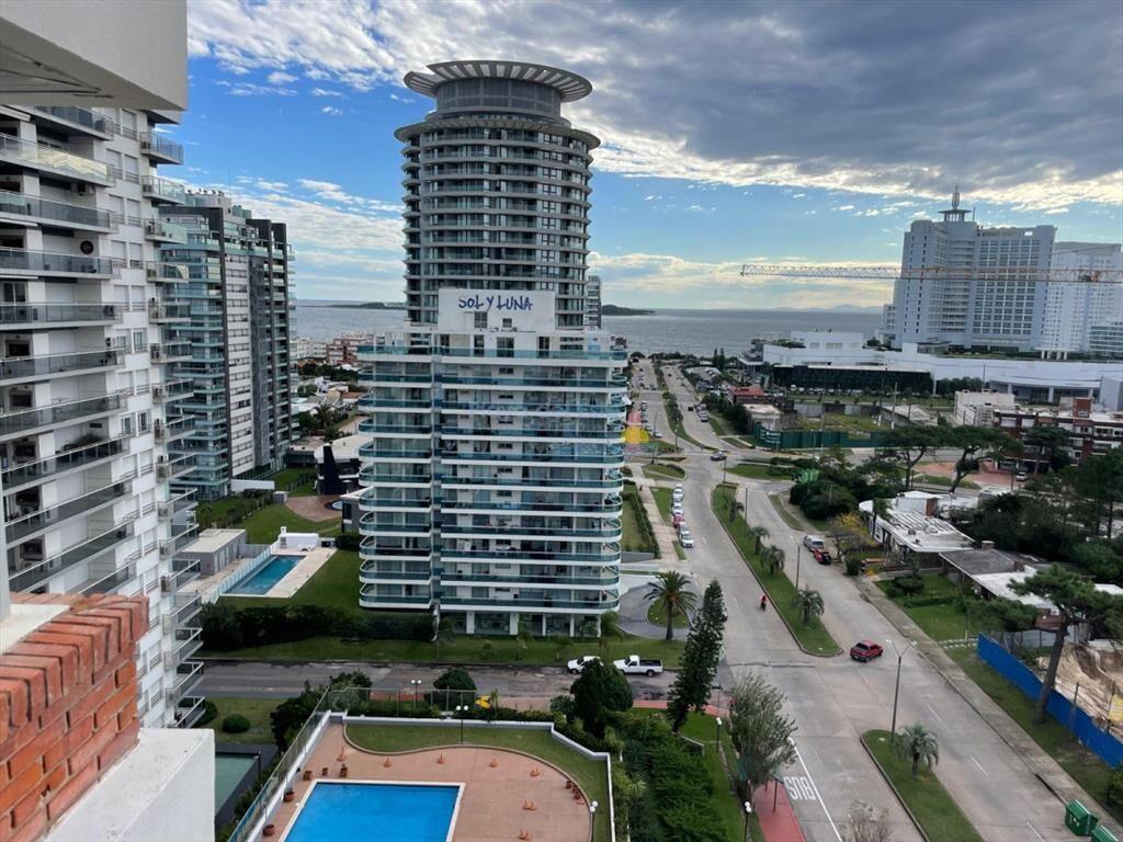Apartamento de 2 dormitorios en Edificio Long , ,