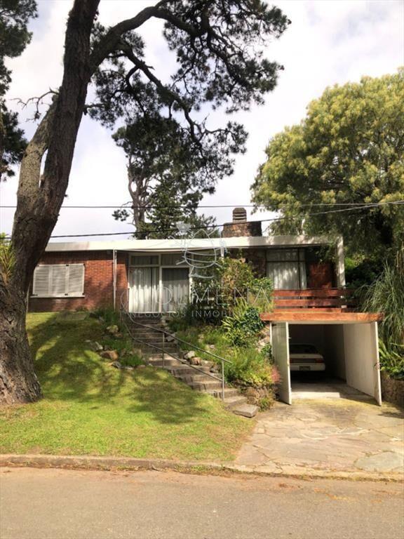 Casa ubicada en el barrio Cantegril lado del mar - Punta de