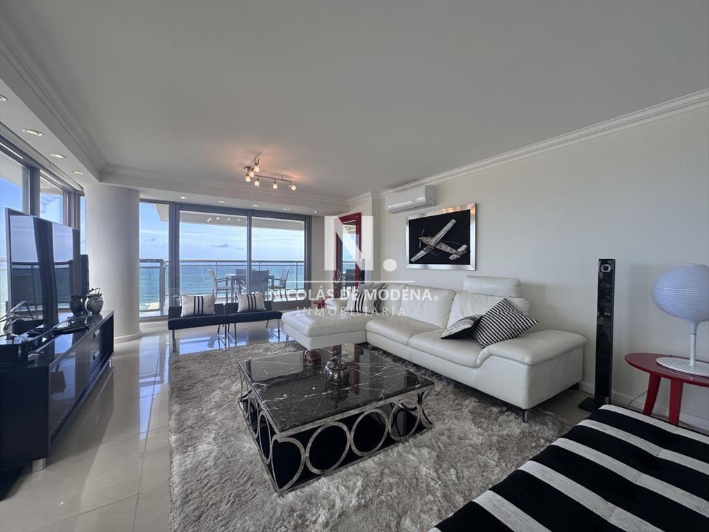 Vende apartamento esquinero de 3 dormitorios en
