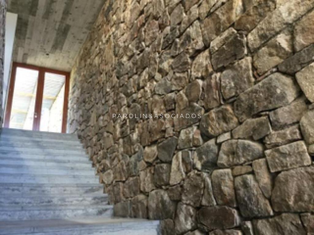 Moderna casa en venta frente al mar en Punta del
