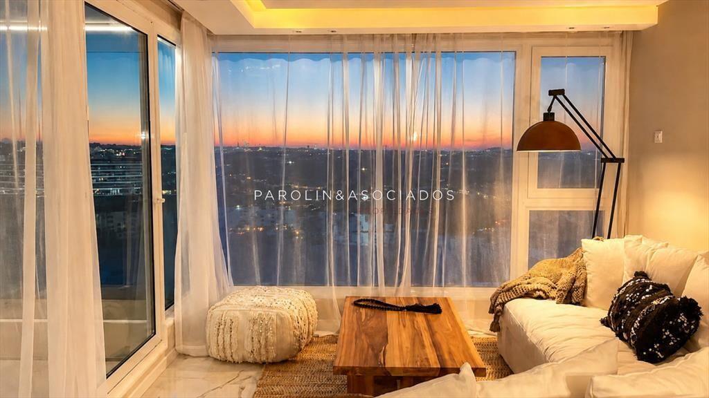 Vende apartamento con vista al mar de 3 suites,