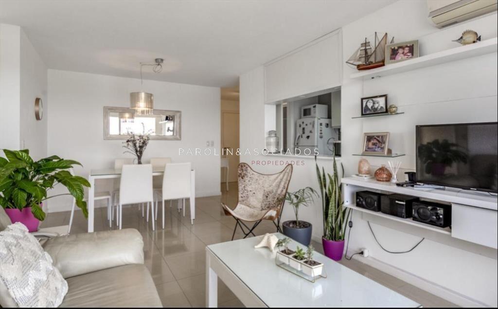 Apartamento en venta de 2 dormitorios en edificio