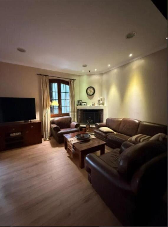 Casa en venta, cuatro dormitorios, garaje.