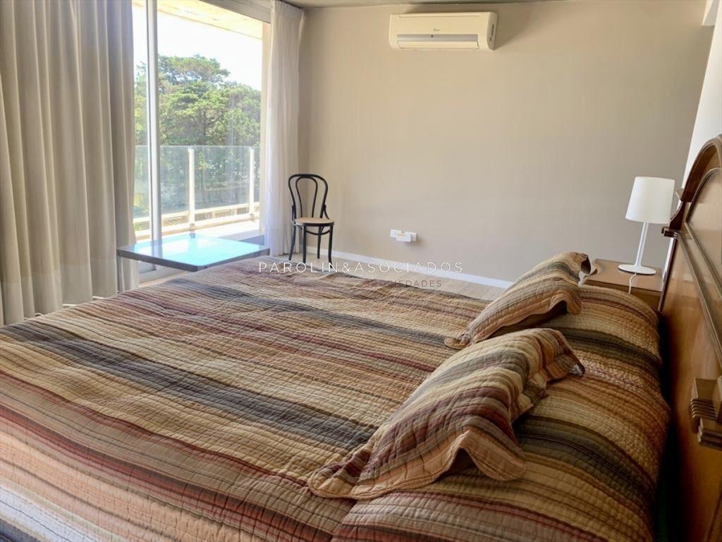 Apartamento en venta de tres dormitorios frente