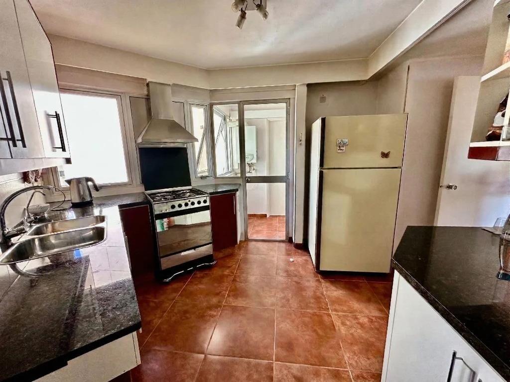 Venta de apartamento de 3 dormitorios y servicio en Villa Bi