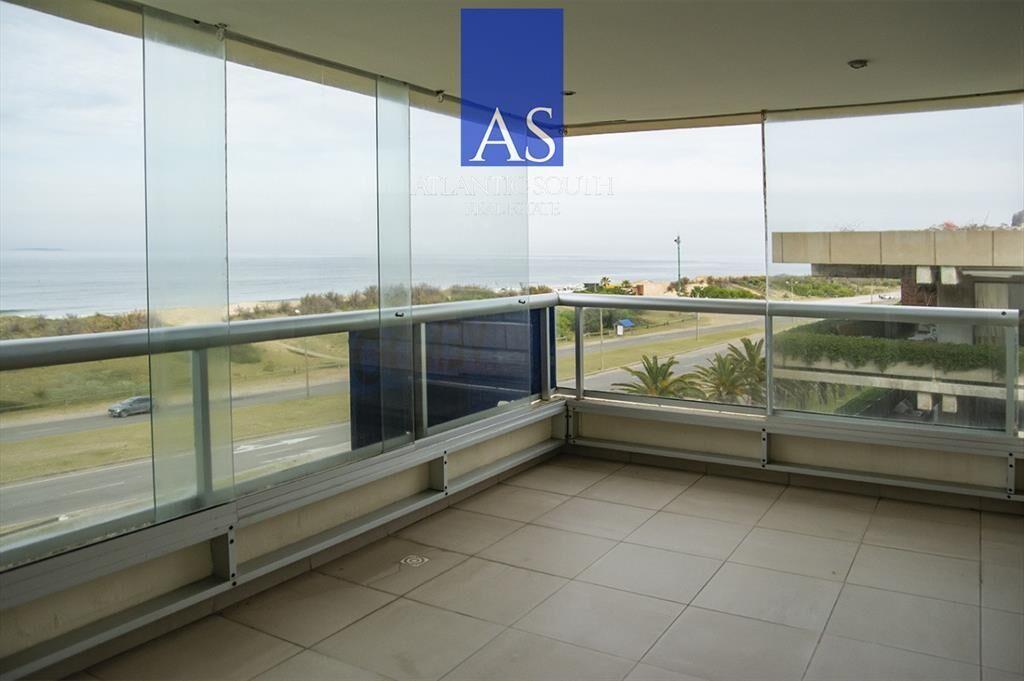 Apartamento frente a al mar Playa Brava en venta.