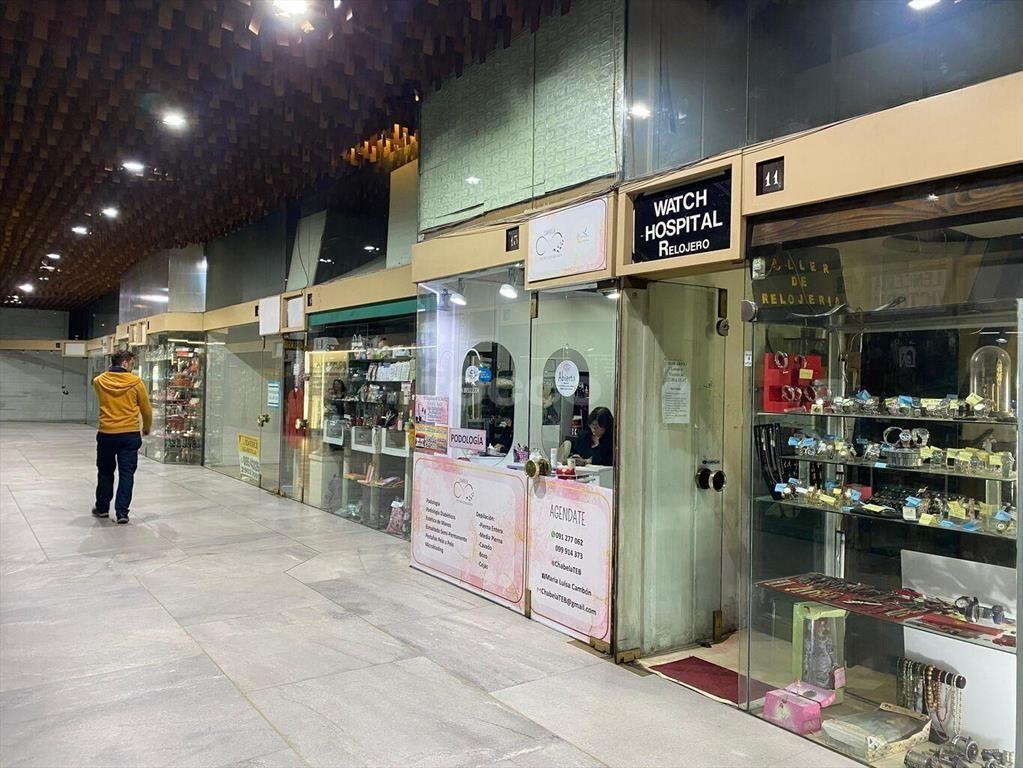 Venta en Conjunto de 5 Locales Comerciales en Galería Crist