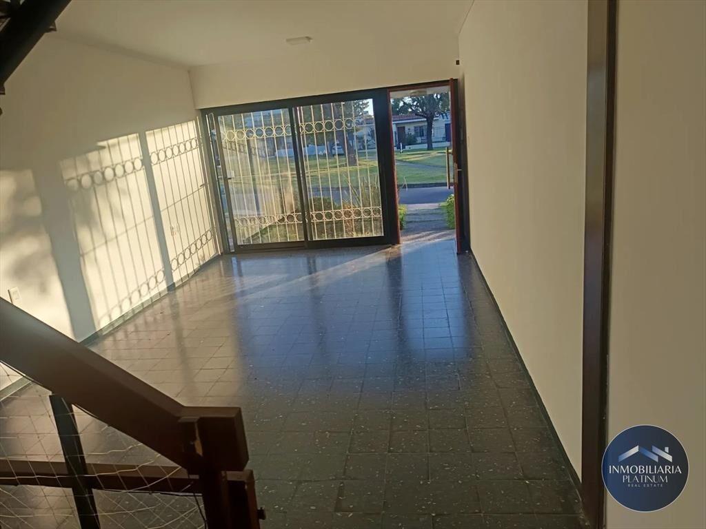 Apartamento duplex en alquiler con cochera cerca de nuev...