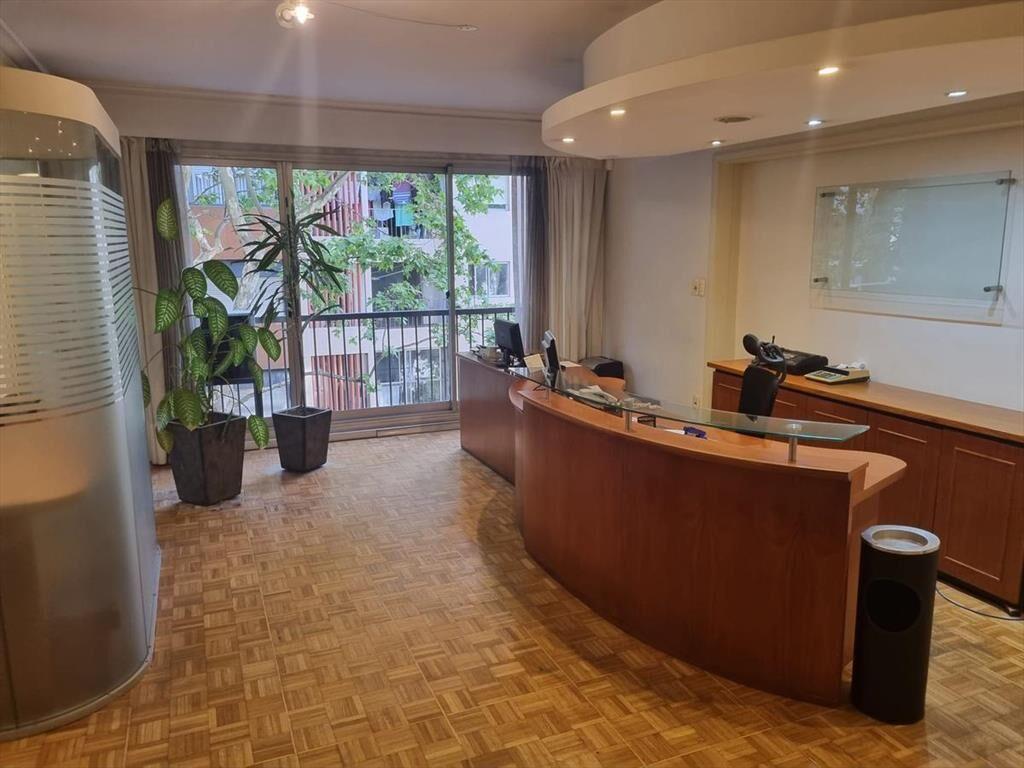 Oficina -Río Branco y Mercedes, 205 m2, reciclada y equipad