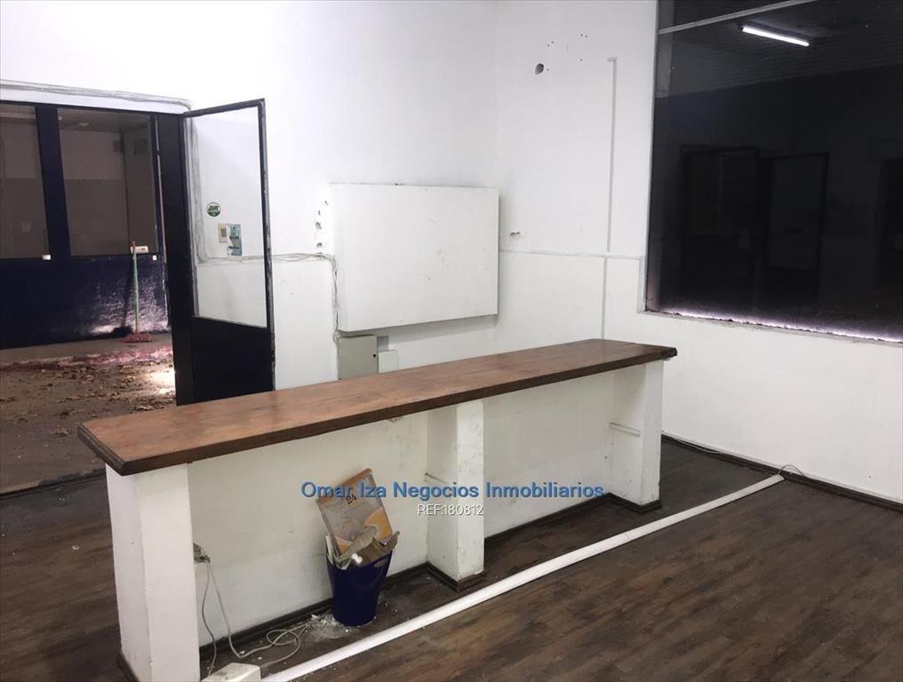 Venta local industrial con renta galpon deposito garaje