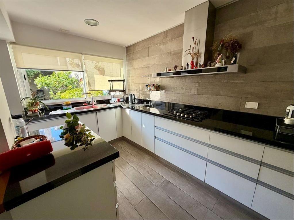 Venta casa 5 dormitorios, fondo verde con parrillero, 2gara
