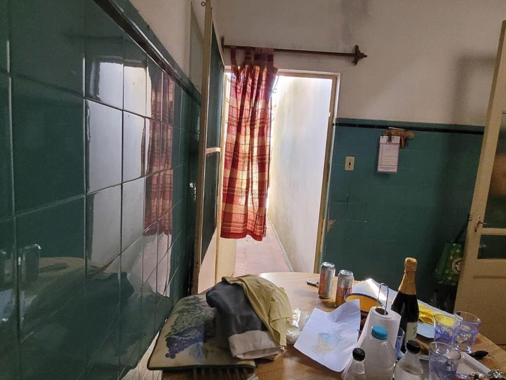 Casa, al frente, 3 dorm, garaje y patio con parrillero para