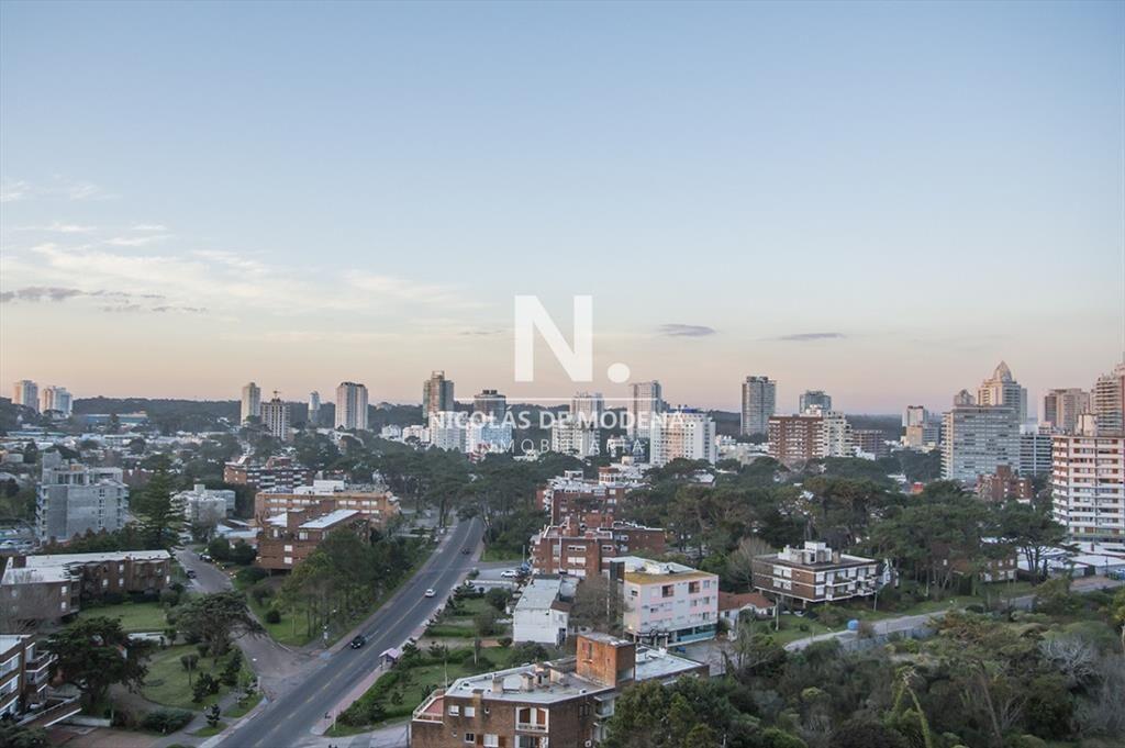 Apartamento en Alquiler de 3 dormitorios en , del