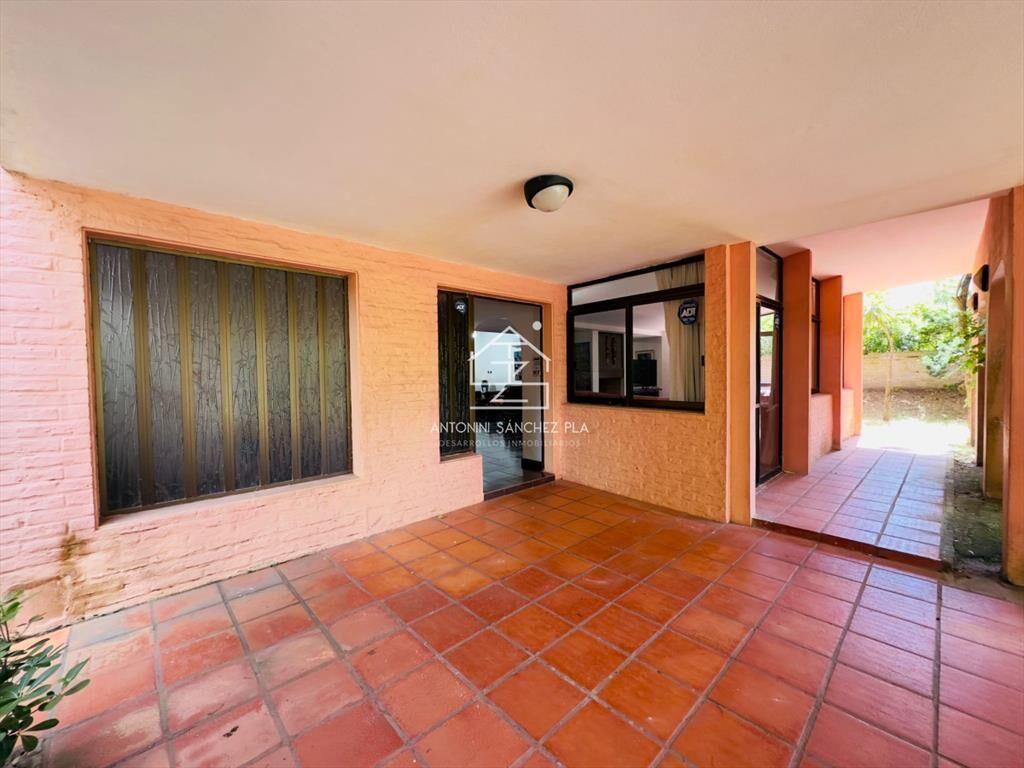 Casa en Venta y alquiler,  50 metros de la playa.