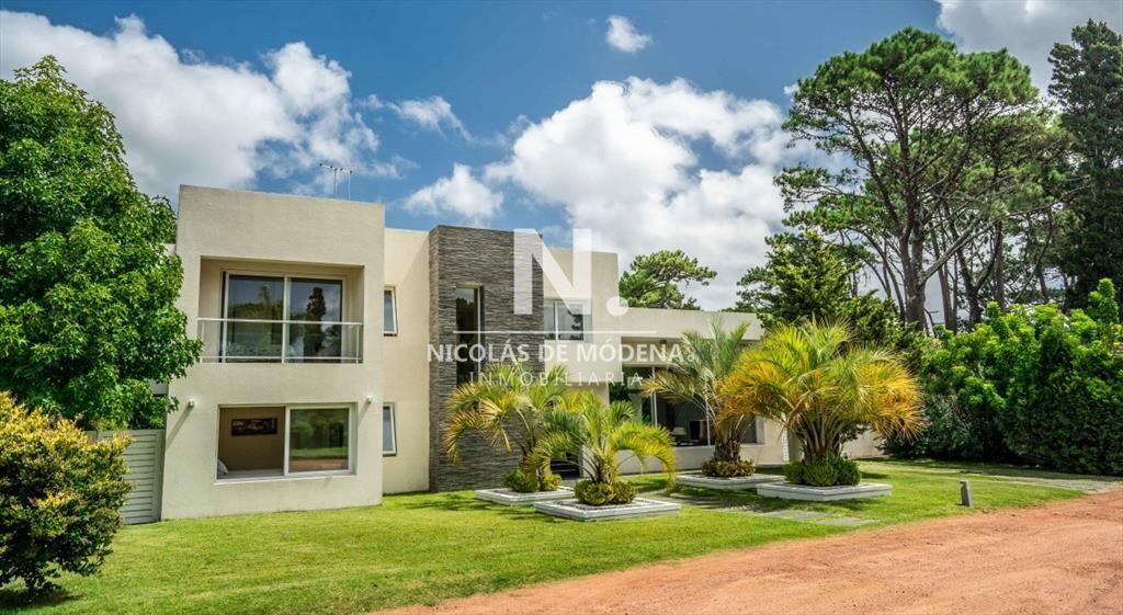 Vende Casa de 2 plantas en Barrio Privado Park-