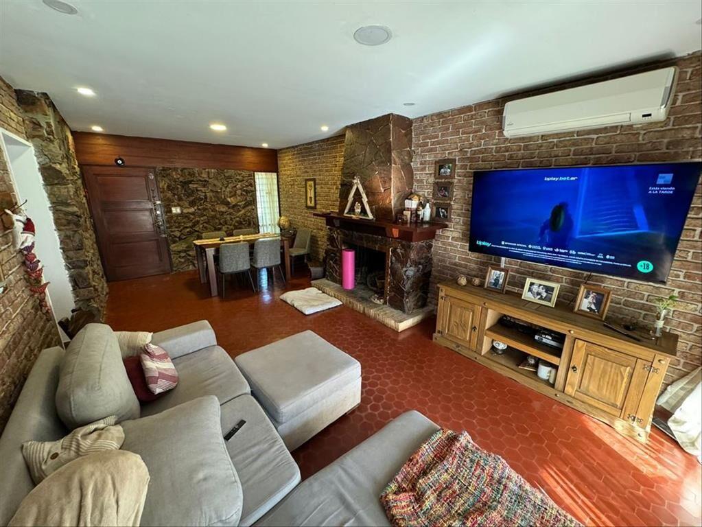CASA DE 3 DORMITORIOS Y 3 BAÑOS MACARI VENDE