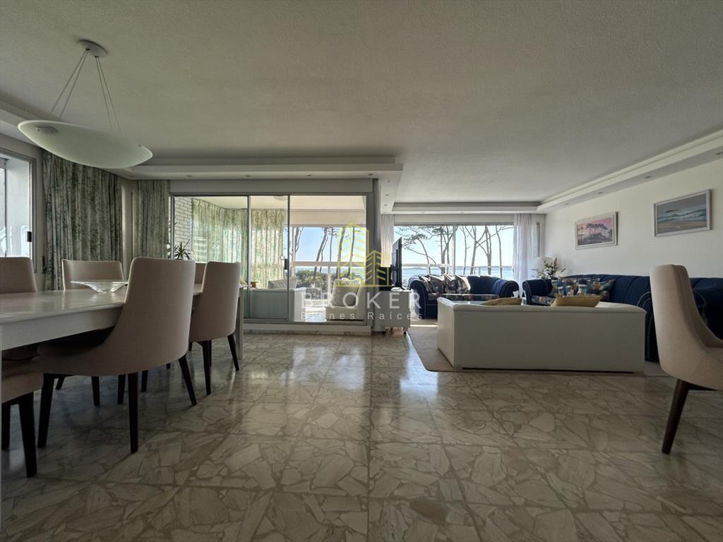 Venta de apartamento primera linea en playa Punta