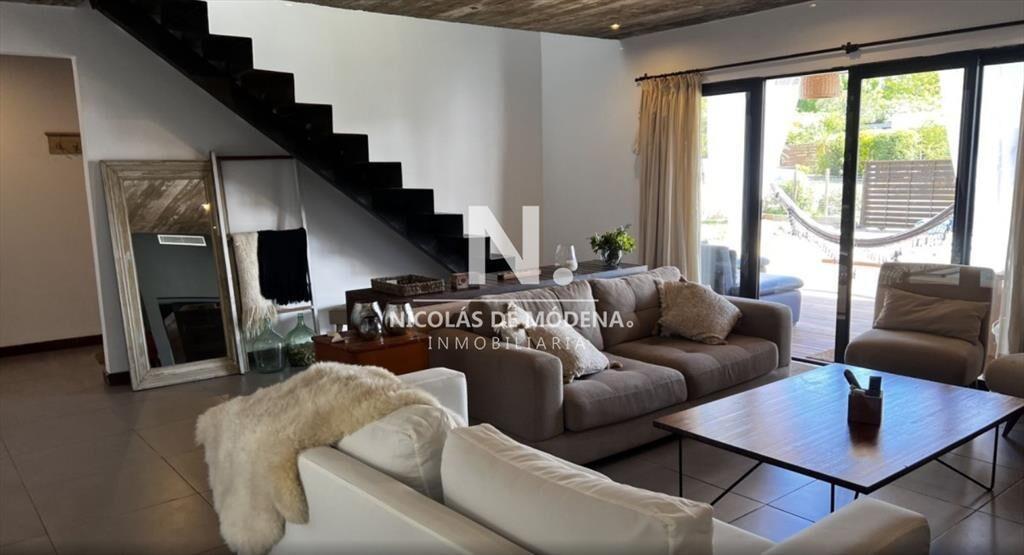 CASA EN VENTA 4 DORMITORIOS EN JARDINES DE